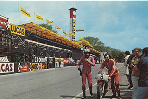 Giacomo Agostini and Mike Hailwood in front of the TT scoreboards